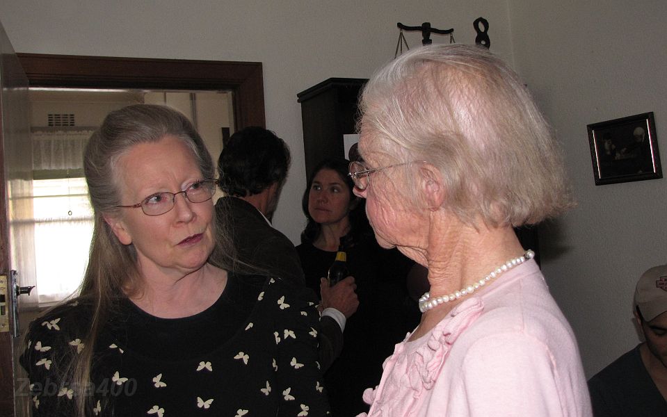 03-Carla & Auntie Val catch up.JPG